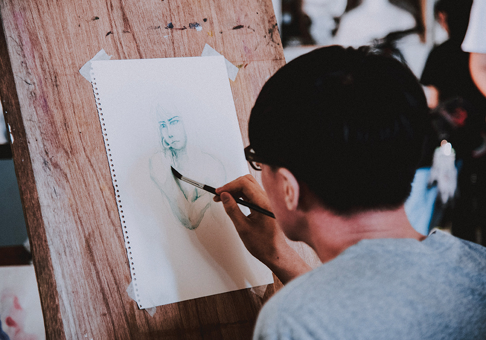 A man drawing painting